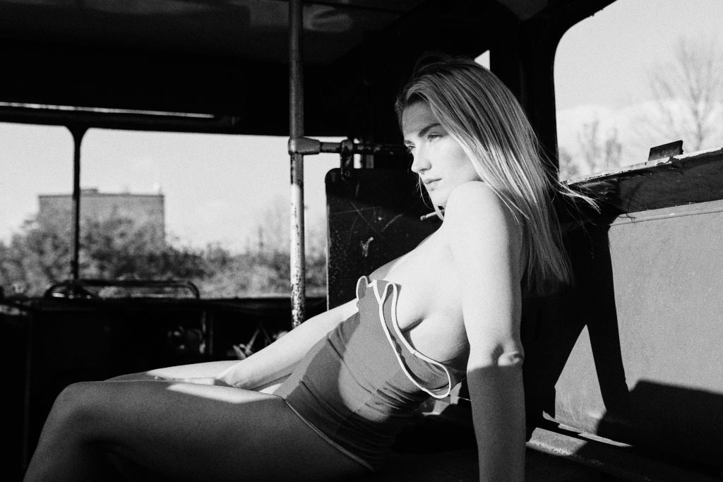 das model in einem bus vom fotografen rayk weber aus magdeburg fotografiert.