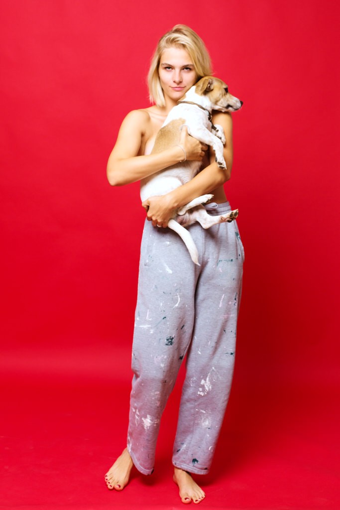 das model wurde im atelier des fotografen rayk weber aus magdeburg mit ihrem hund fotografiert.