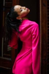 das model wurde in einem pinken outfit vom fotografen rayk weber aus magdeburg fotografiert.